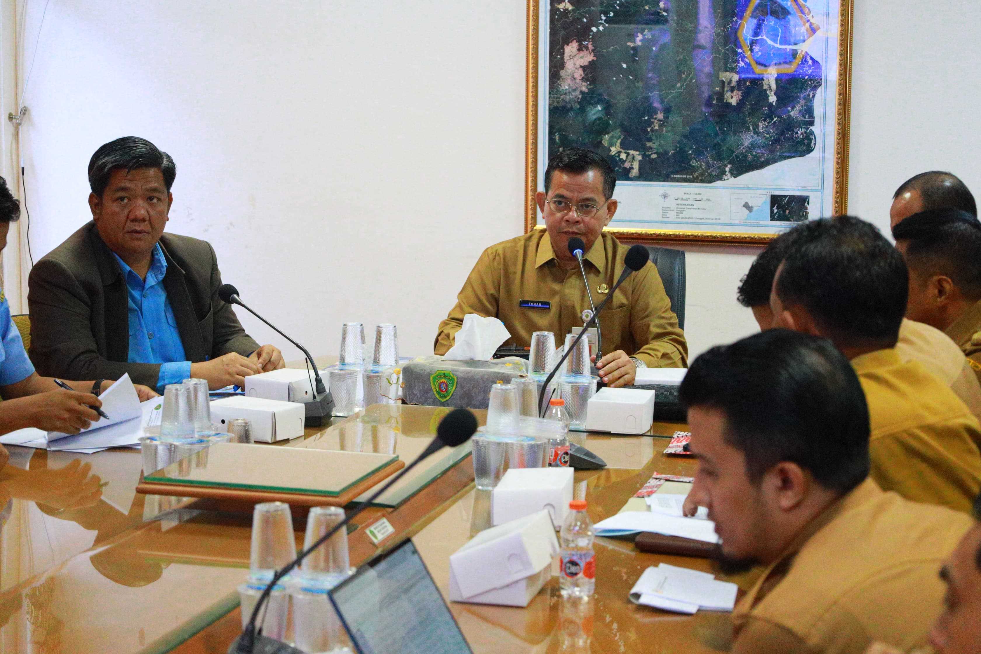 Sekretaris Daerah (Sekda) Kabupaten Penajam Paser Utara (PPU), Tohar, memimpin langsung Rapat Evaluasi Triwulan I Perusahaan Umum Daerah (Perumda) Danum Taka Tahun 2025. Rapat berlangsung pada Senin (19/05/2025) di ruang rapat Sekda, Sekretariat Kabupaten PPU