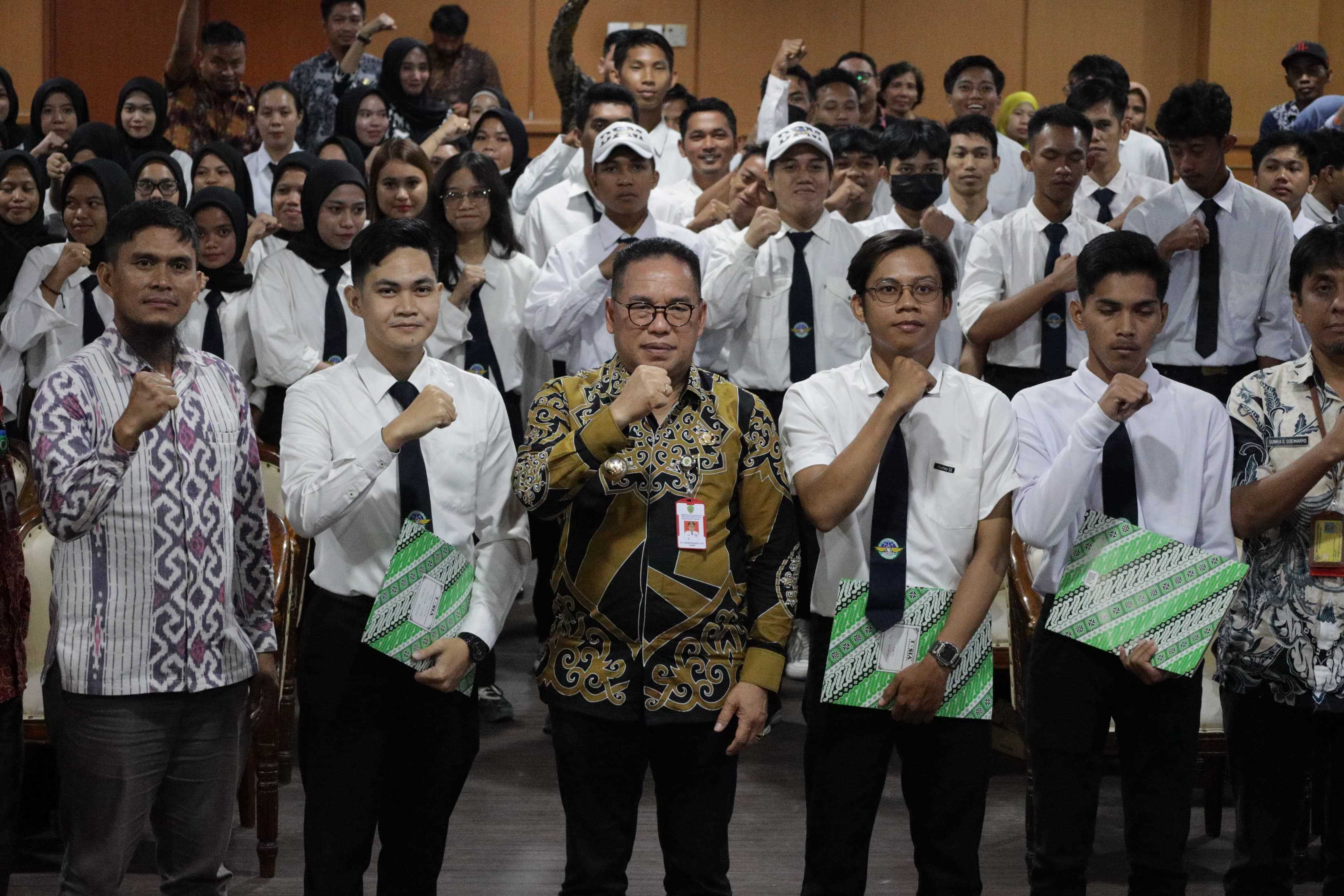 Serahkan Sertifikat Pelatihan, Makmur Marbun : " Saya Tidak Ingin Melihat Ada Pengangguran di PPU"