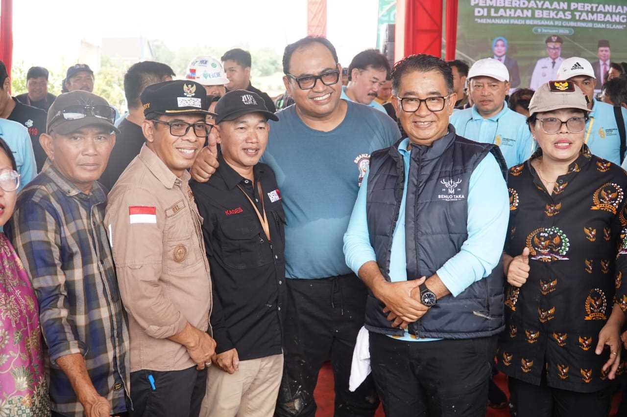Gerakan Aksi Pemanfaatan Lingkungan, Pj. Bupati PPU Zainal Airifin Bersama Pj. Gub Kaltim dan Personil SLANK Tanam Padi Di Area Bekas Tambang.