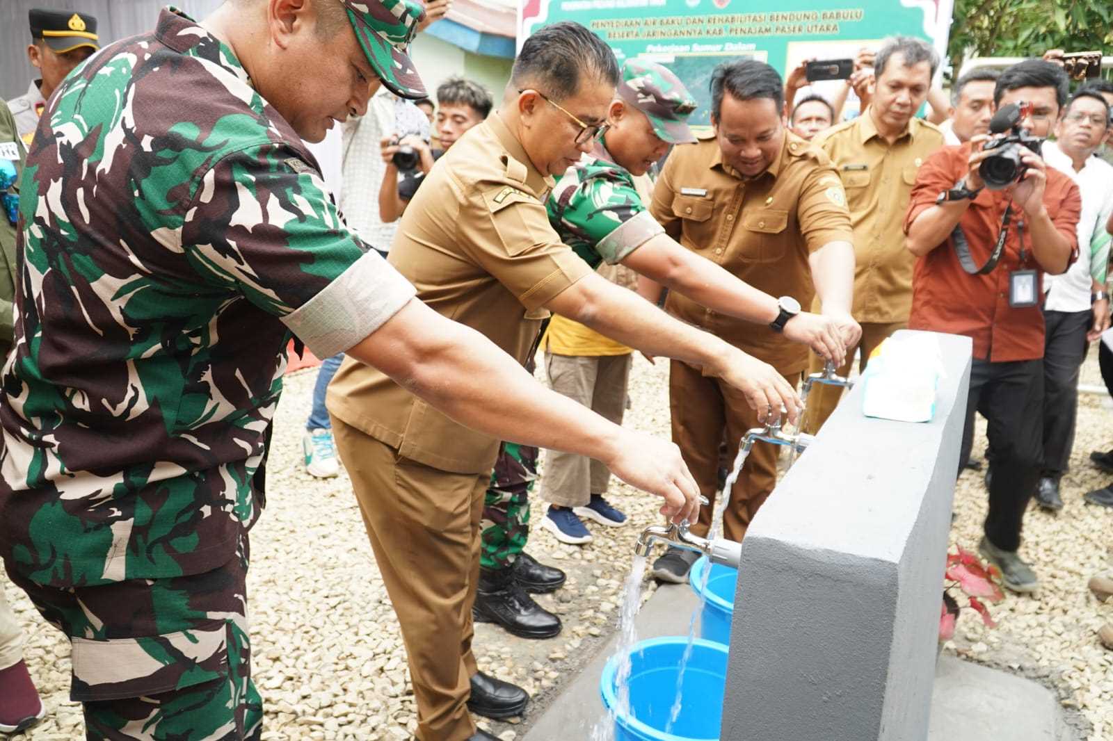 Pj. Gubernur Kaltim Akmal Malik Resmikan Bantuan Sumur Bor Desa Sumber Sari. Asisten I Pemkab PPU, Nicko Herlambang: " Pemkab PPU Siap Penuhi Sarana Fasilitas Penunjang Pemenuhan Air Baku Bersih".
